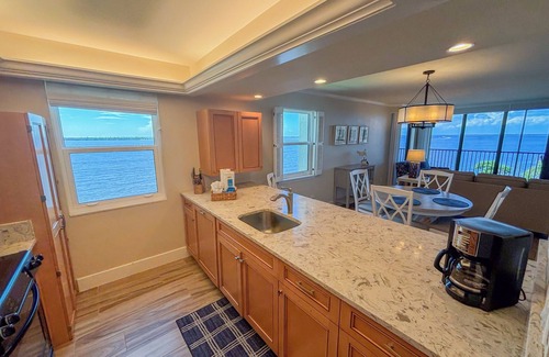 Punta Rassa Condominio | Sanibel Harbour Resort Harbour Tower 317: Beautiful waterfront corner balcony