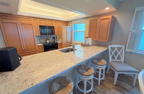 Punta Rassa Condominio | Sanibel Harbour Resort Harbour Tower 317: Beautiful waterfront corner balcony