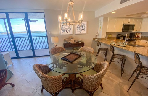 Punta Rassa Condominio | Condominio en la esquina frente a la playa justo al lado del puerto deportivo Sanibel Harbour