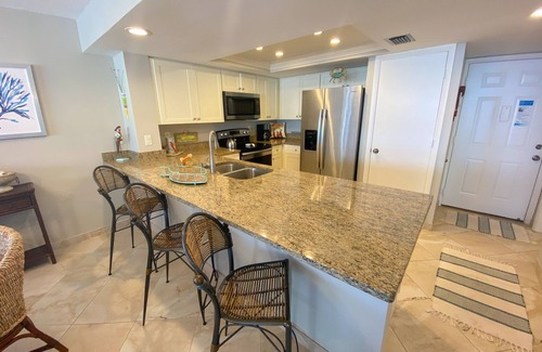 Punta Rassa Condominio | Condominio en la esquina frente a la playa justo al lado del puerto deportivo Sanibel Harbour