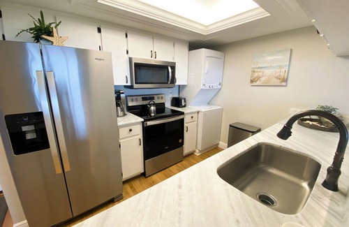 Punta Rassa Condominio | Sanibel Harbour Resort Harbour Tower 814: Renovated waterfront condo with beach, pool, grill
