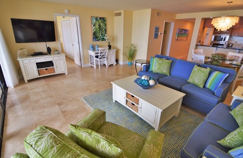 Punta Rassa Condominio | Sanibel Harbour Resort Harbour Tower 416: Relaxing in lanai gliders after a day of adventuring