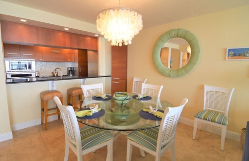 Punta Rassa Condominio | Sanibel Harbour Resort Harbour Tower 416: Relaxing in lanai gliders after a day of adventuring
