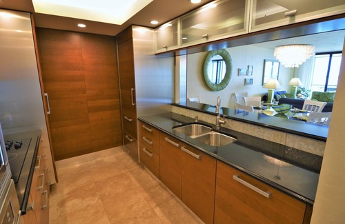 Punta Rassa Condominio | Sanibel Harbour Resort Harbour Tower 416: Relaxing in lanai gliders after a day of adventuring