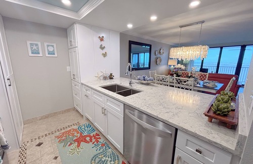 Punta Rassa Condominio | Sanibel Harbour Resort Harbour Tower 813: Newly renovated! Enjoy the stunning sunsets too.