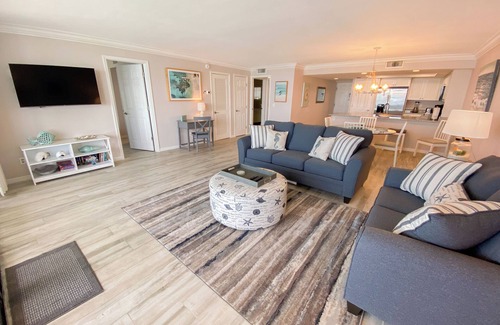 Punta Rassa Condominio | Sanibel Harbour Resort - 1134: Stunning sunsets from the comfort of your lanai.