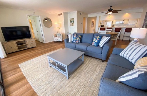 Punta Rassa Condominio | Sanibel Harbour Resort - 314: Stylish condo steps away from private beach.
