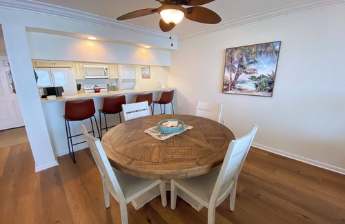 Punta Rassa Condominio | Sanibel Harbour Resort - 314: Stylish condo steps away from private beach.