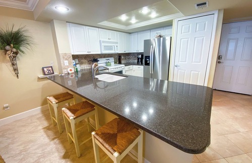 Punta Rassa Apartamento | Sanibel Harbour Resort Bay View Tower 532: Waterfront condo overlooking the private beach.