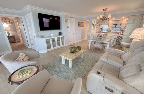 Punta Rassa Apartamento | Sanibel Harbour Resort Harbour Tower 1017: Luxury waterfront condo with expansive views.