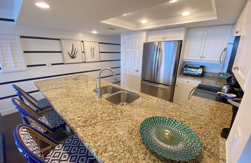 Punta Rassa Apartamento | Sanibel Harbour Resort Bay View Tower 334: Fresh nautical theme with Beachfront views