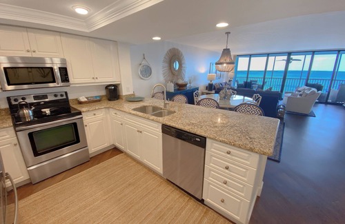Punta Rassa Apartamento | Sanibel Harbour Resort Bay View Tower 334: Fresh nautical theme with Beachfront views