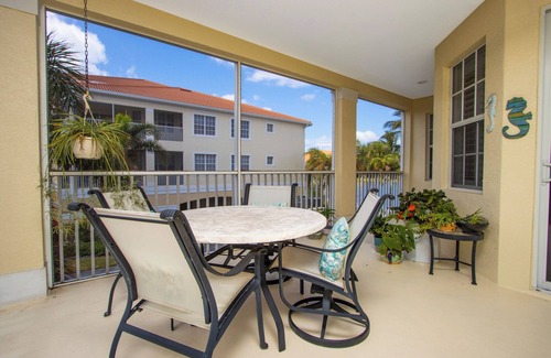 Fort Myers Beach Condominio | Sanibel View 107 - a bright, luxurious end unit designed for relaxation and comfort in Fort Myers