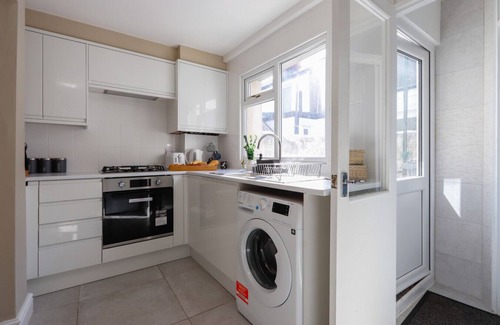 Splott Casa | Sanjo Suite by Koya Homes-2-Bed Home-Free Parking