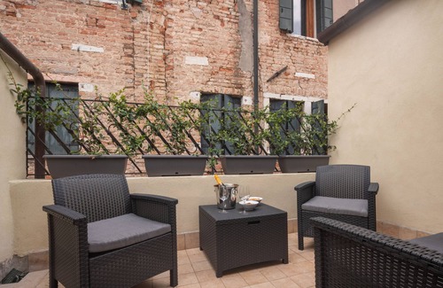 San Polo Apartamento | Sant'Aponal Cozy Apartment with Terrace R&R