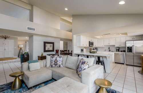 Buenavante Casa | Casa estilo Santa Bárbara en el centro de Scottsdale con piscina privada climatizada