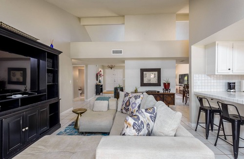 Buenavante Casa | Casa estilo Santa Bárbara en el centro de Scottsdale con piscina privada climatizada