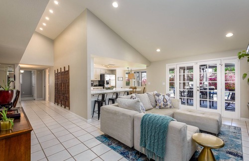 Buenavante Casa | Casa estilo Santa Bárbara en el centro de Scottsdale con piscina privada climatizada