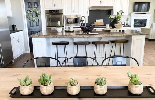 Santa Clarita Casa | Santa Clarita Tropical Paradise, Six Flags Magic Mountain, LA, Beaches Drivable