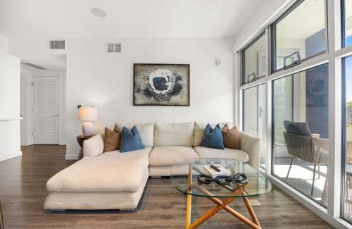 Downtown Apartamento | Santa Monica Seaside Haven! Ocean Views, Beach Steps Away and Creative Vibes