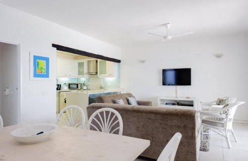 Shaka's Rock Apartamento | Santorini Akrotiri 28 (Family Only)