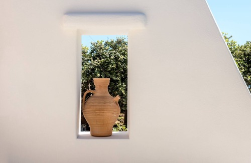 Vourvoulos Apartamento | Santorini Suite with Jacuzzi 3 by Delfus