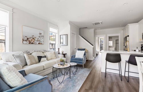 River District Apartamento | Santorini - Stay Afloat on Downtown Wilmington's Riverwalk
