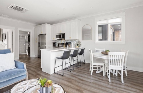 River District Apartamento | Santorini - Stay Afloat on Downtown Wilmington's Riverwalk