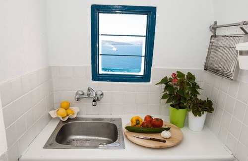 Oia Casa | Santorini Paraíso: casa cueva AZUL Y BLANCA, experiencia auténtica, vista a la caldera