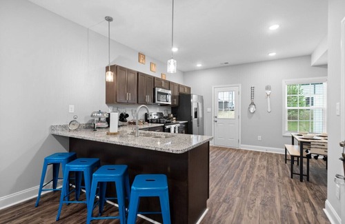 Clarksville Casa | Sapphire Oasis: A Luxurious Townhouse Retreat near Nashville & Ft Campbell