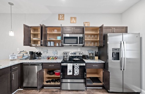 Clarksville Casa | Sapphire Oasis: A Luxurious Townhouse Retreat near Nashville & Ft Campbell