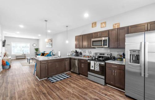 Clarksville Casa | Sapphire Oasis A Luxurious Townhouse Retreat near Nashville & Ft Campbell
