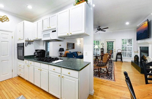 Sapphire Cabina | Sapphire Valley Cabin - Many Resort Amenities!