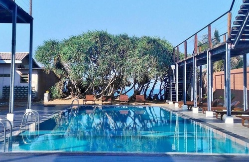 Uswetakeiyawa Hotel | Saprin Beach