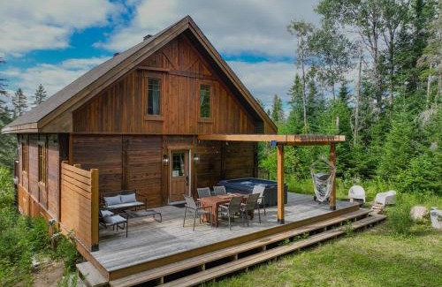 Notre-Dame-de-la-Merci Chalet De Esquí | Sara Architect Cabin, Spa, Sauna & Hiking