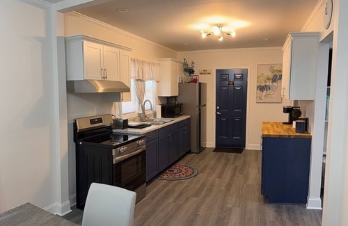 Rockingham Casa | Sarah's HousenRare-Gem! Charming 3-bedroom house in Central Rockingham with AC