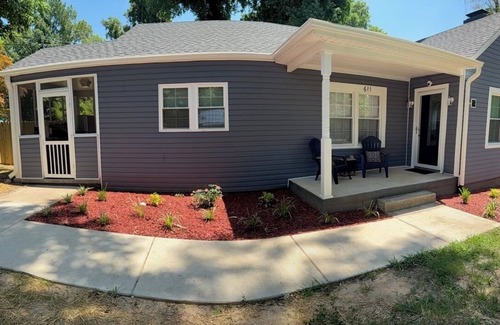 Rockingham Casa | Sarah's HousenRare-Gem! Charming 3-bedroom house in Central Rockingham with AC