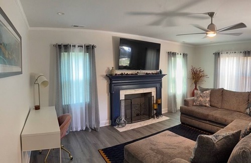 Rockingham Casa | Sarah's HousenRare-Gem! Charming 3-bedroom house in Central Rockingham with AC