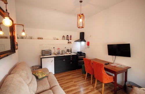 County Meath Cabaña | Sarahs Cottage an enchanting 1-bedroom artisan stone cottage near Clonmellon.
