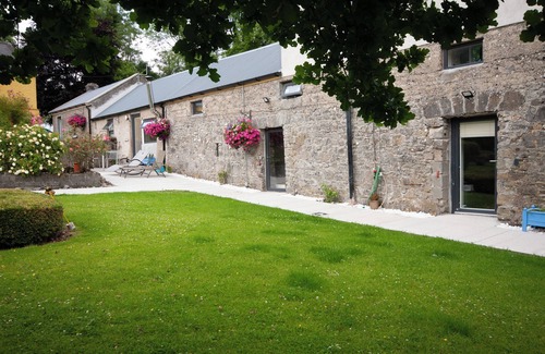 County Meath Cabaña | Sarahs Cottage an enchanting 1-bedroom artisan stone cottage near Clonmellon.