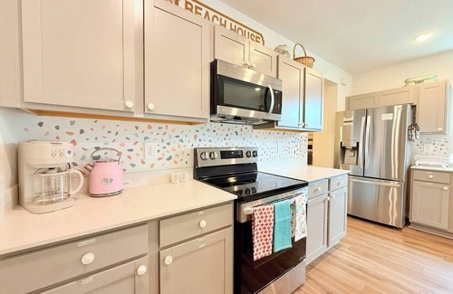 Amaryllis Park Casa | Sarasota Family Retreat w/Hot Tub + Game Room