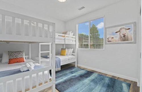 Point Loma Heights Casa | Saratoga Sunset - Rooftop Dining, 1 mile to Beach!