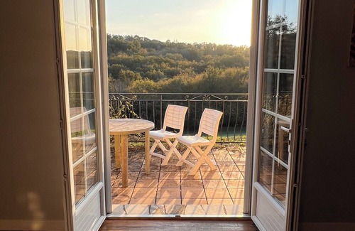 Sarlat-la-Caneda Casa | Sarlat 4-bedroom Countryside Home with Modern Amenities, Pool,Balcony & Views