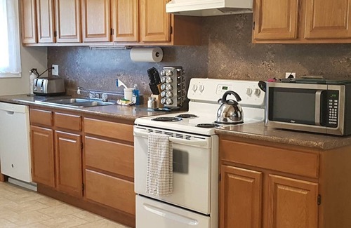 Sarnia Casa | Sarnia's Central Six - BIG 6 BR/2 BA w/patio & BBQ