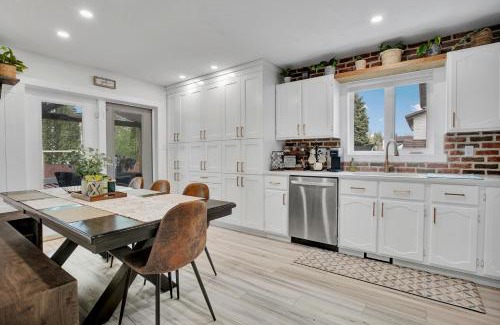 Saskatoon Casa | Saskatoon 5 bedroom-Big Gatherings-Patio-BBQ-Games Room