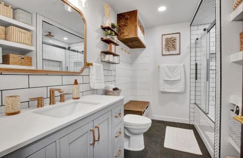 Saskatoon Casa | Saskatoon 5 bedroom-Big Gatherings-Patio-BBQ-Games Room