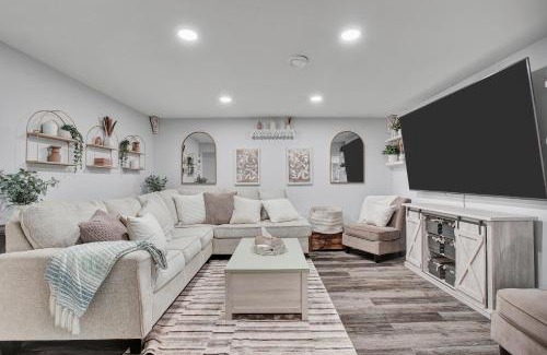 Saskatoon Casa | Saskatoon 5 bedroom-Big Gatherings-Patio-BBQ-Games Room