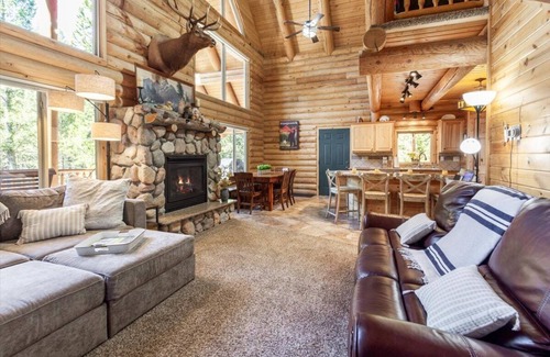 Island Park Casa | Sasquatch Summit,5B/-4Ba,Sleeps 12,BBQ,Firepit,WIFI,30m 2 YNP-Secluded