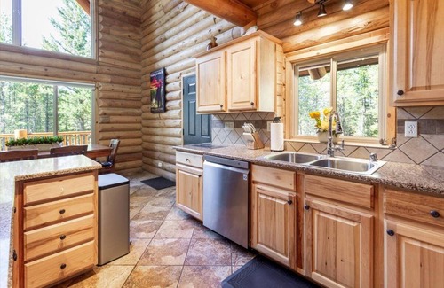 Island Park Casa | Sasquatch Summit,5B/-4Ba,Sleeps 12,BBQ,Firepit,WIFI,30m 2 YNP-Secluded