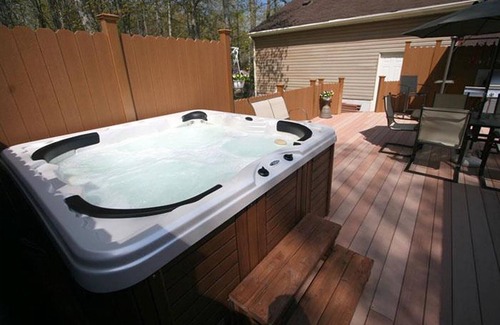 Sauble Beach Cabaña | Sauble Beach cottage on a quiet residential street minutes from the beach.